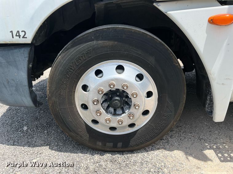 image for item DI8742 2007 Freightliner Columbia  semi truck