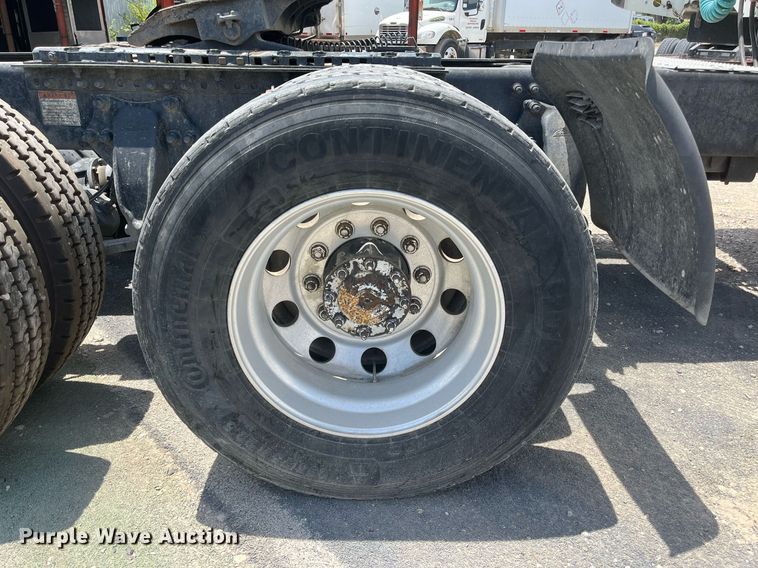 image for item DI8742 2007 Freightliner Columbia  semi truck