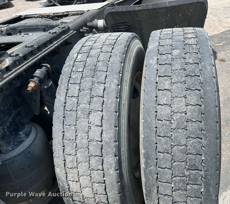 image for item DI8742 2007 Freightliner Columbia  semi truck