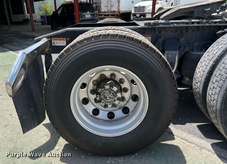 image for item DI8742 2007 Freightliner Columbia  semi truck