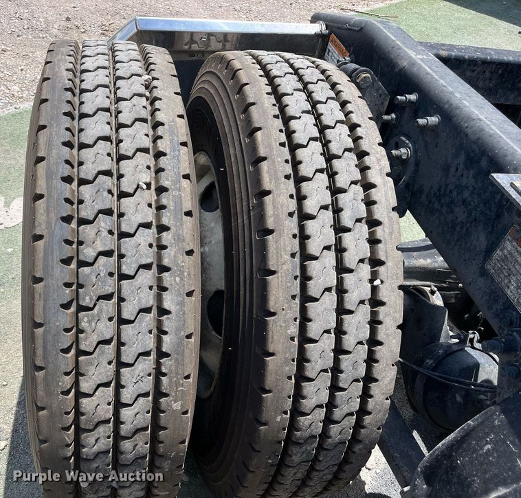 image for item DI8742 2007 Freightliner Columbia  semi truck