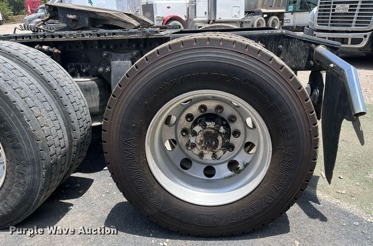 image for item DI8742 2007 Freightliner Columbia  semi truck