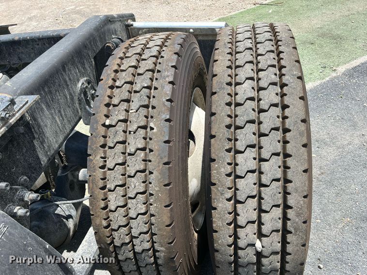 image for item DI8742 2007 Freightliner Columbia  semi truck