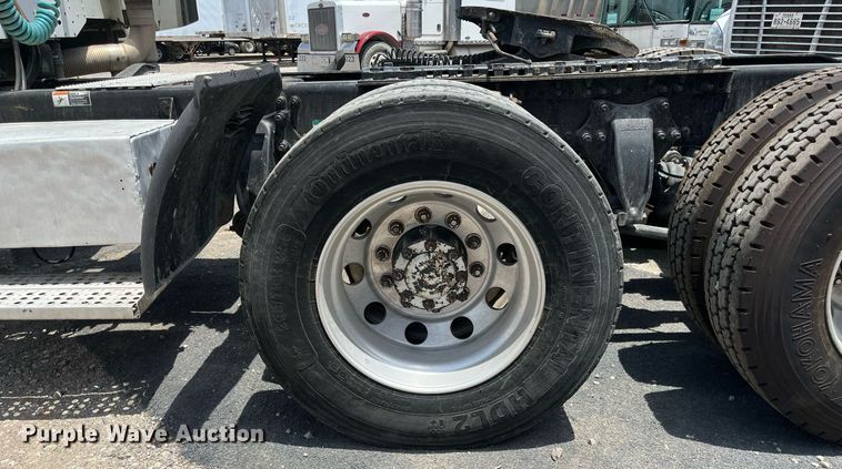 image for item DI8742 2007 Freightliner Columbia  semi truck