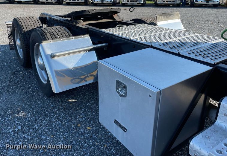 image for item DL3852 2019 Kenworth T680  semi truck