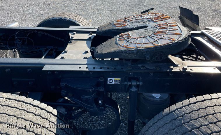 image for item DL3852 2019 Kenworth T680  semi truck