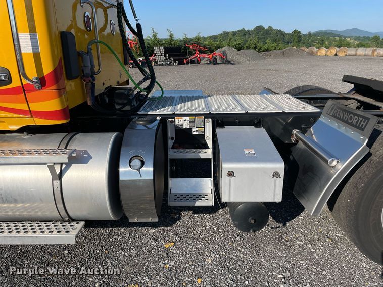 image for item DL3852 2019 Kenworth T680  semi truck