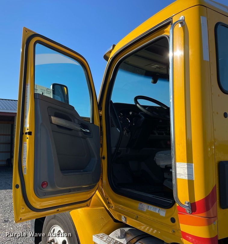 image for item DL3852 2019 Kenworth T680  semi truck