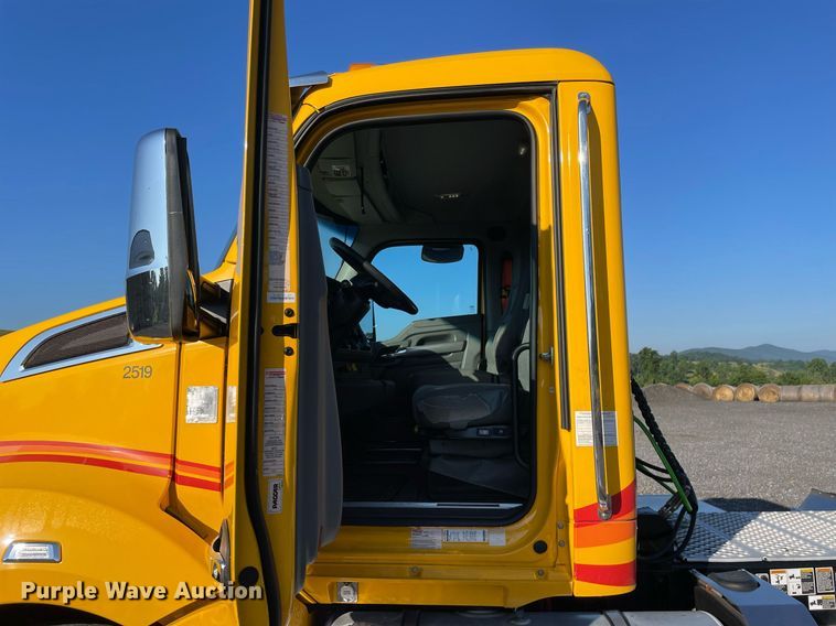 image for item DL3852 2019 Kenworth T680  semi truck