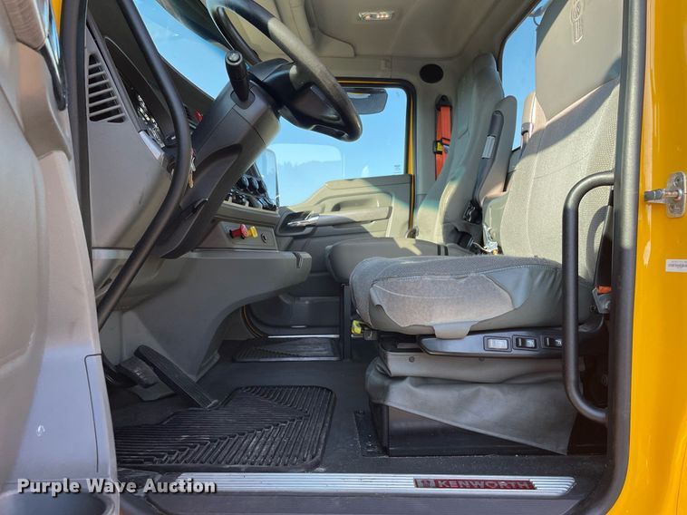 image for item DL3852 2019 Kenworth T680  semi truck