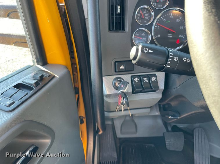 image for item DL3852 2019 Kenworth T680  semi truck