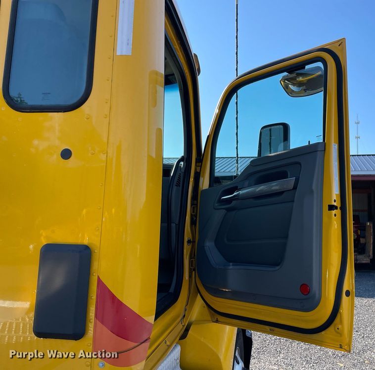 image for item DL3852 2019 Kenworth T680  semi truck