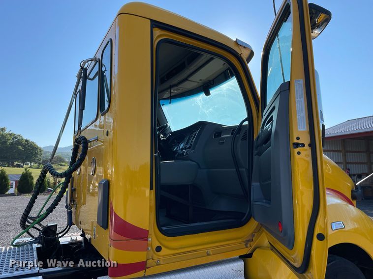 image for item DL3852 2019 Kenworth T680  semi truck