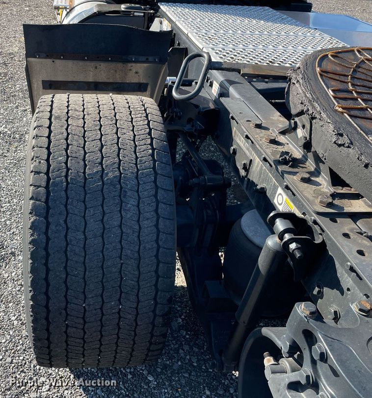 image for item DL3852 2019 Kenworth T680  semi truck