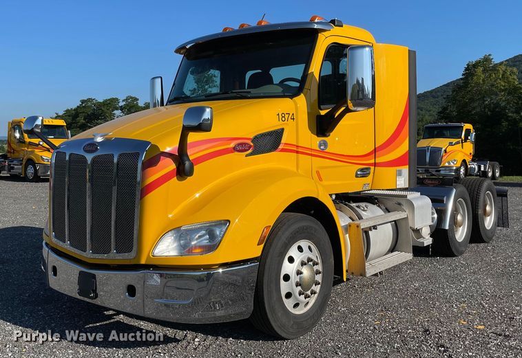 image for item DL3853 2019 Peterbilt 579  semi truck