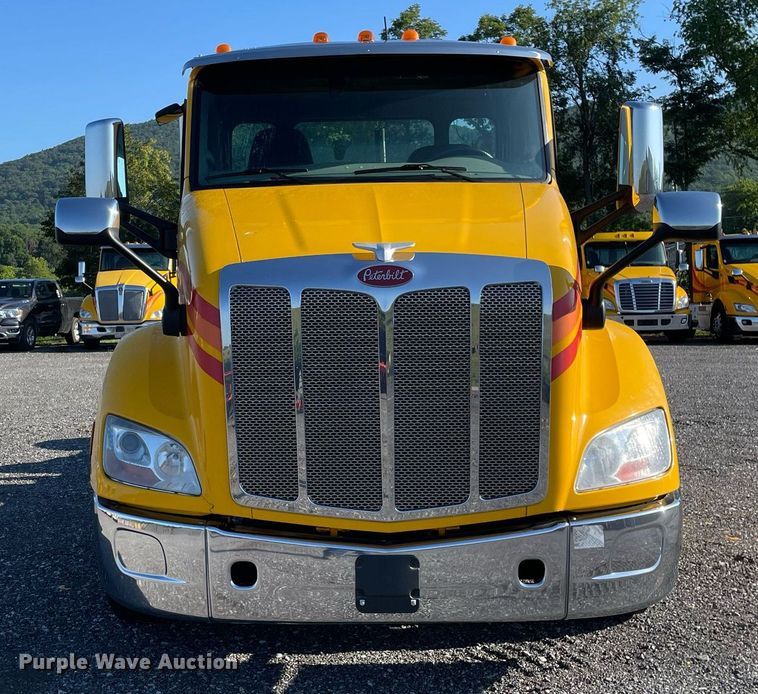 image for item DL3853 2019 Peterbilt 579  semi truck