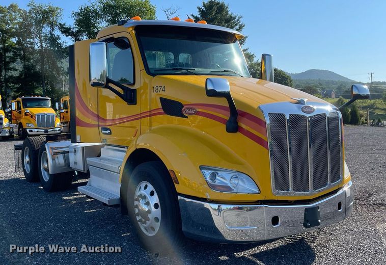 image for item DL3853 2019 Peterbilt 579  semi truck