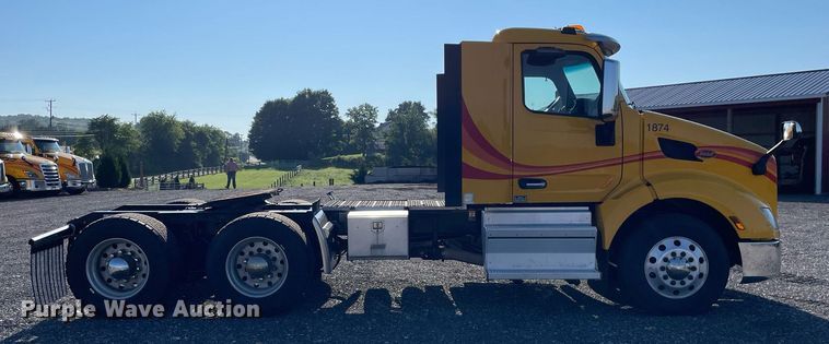 image for item DL3853 2019 Peterbilt 579  semi truck