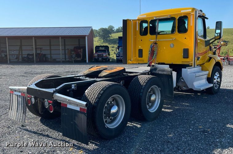 image for item DL3853 2019 Peterbilt 579  semi truck