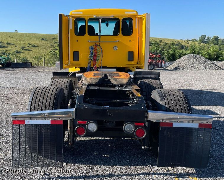 image for item DL3853 2019 Peterbilt 579  semi truck