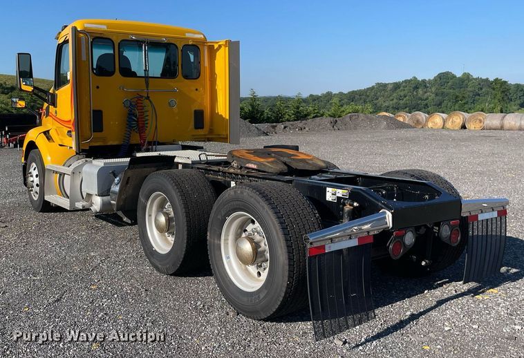 image for item DL3853 2019 Peterbilt 579  semi truck