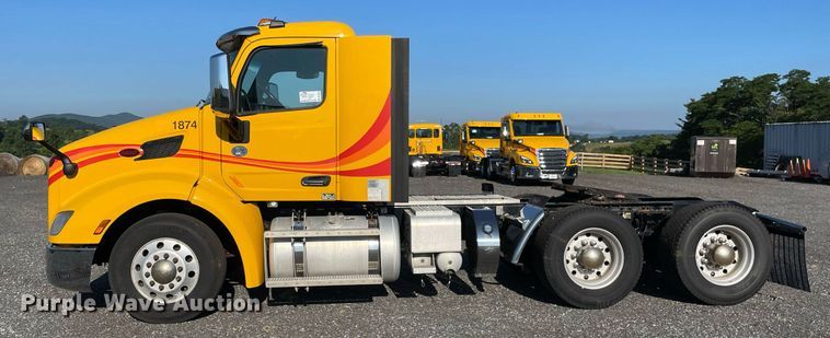 image for item DL3853 2019 Peterbilt 579  semi truck