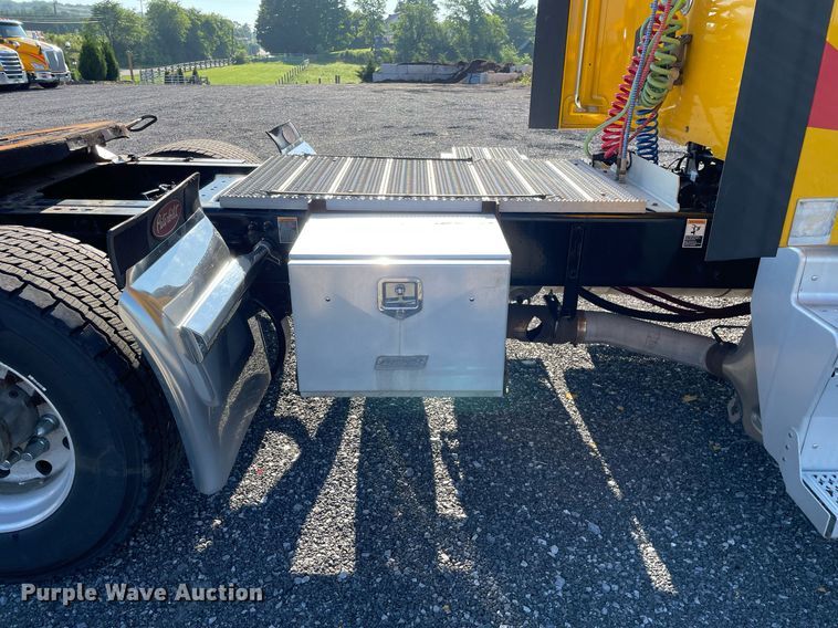 image for item DL3853 2019 Peterbilt 579  semi truck