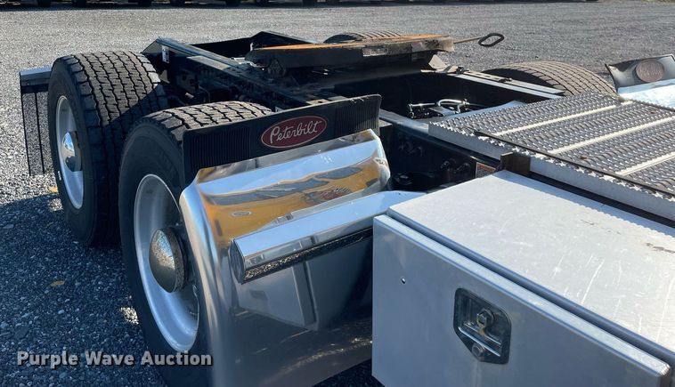 image for item DL3853 2019 Peterbilt 579  semi truck
