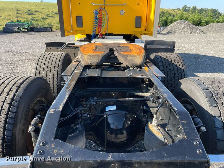 image for item DL3853 2019 Peterbilt 579  semi truck