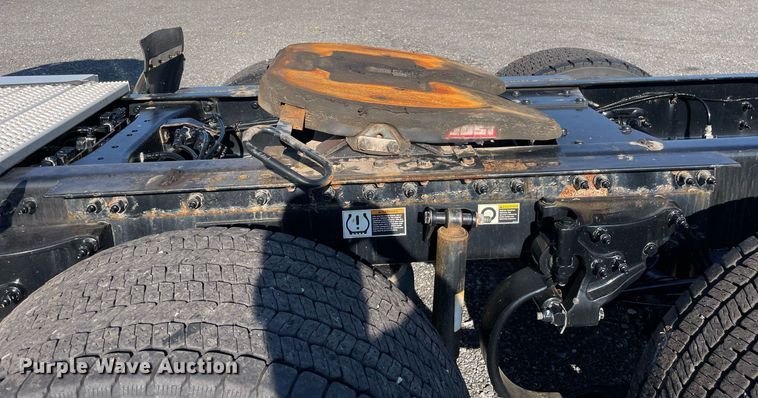 image for item DL3853 2019 Peterbilt 579  semi truck