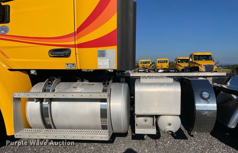 image for item DL3853 2019 Peterbilt 579  semi truck