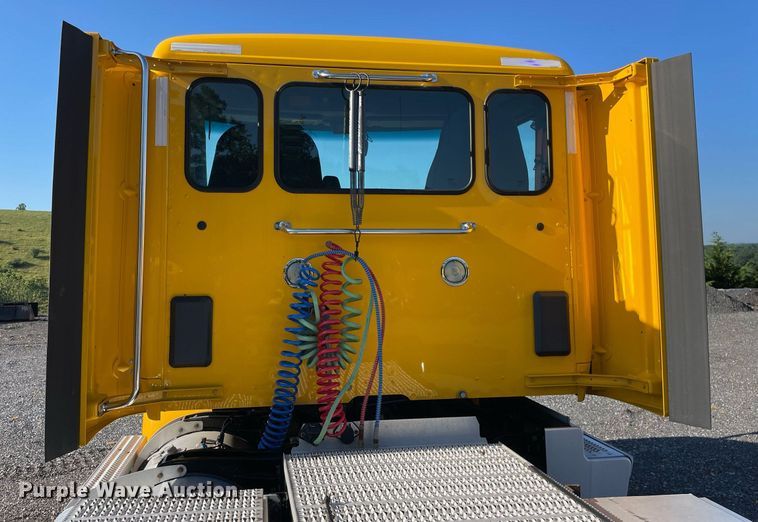 image for item DL3853 2019 Peterbilt 579  semi truck