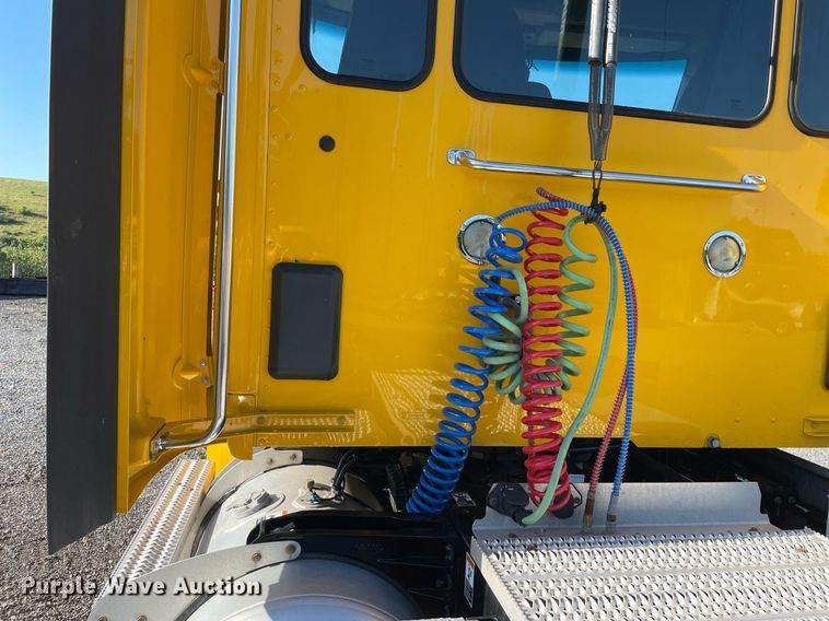 image for item DL3853 2019 Peterbilt 579  semi truck