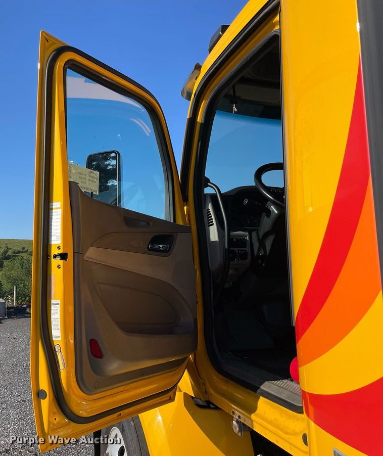 image for item DL3853 2019 Peterbilt 579  semi truck