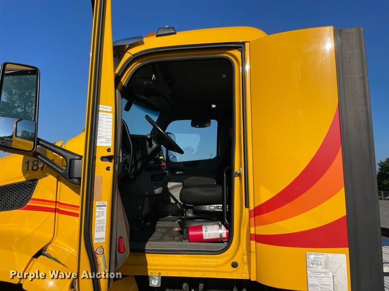 image for item DL3853 2019 Peterbilt 579  semi truck