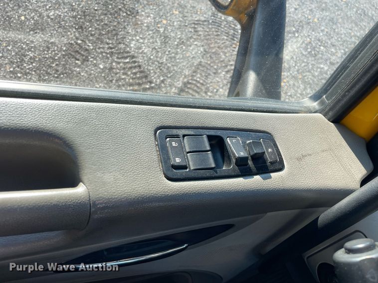 image for item DL3853 2019 Peterbilt 579  semi truck