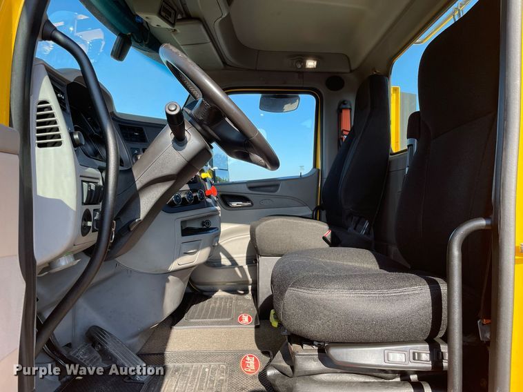 image for item DL3853 2019 Peterbilt 579  semi truck