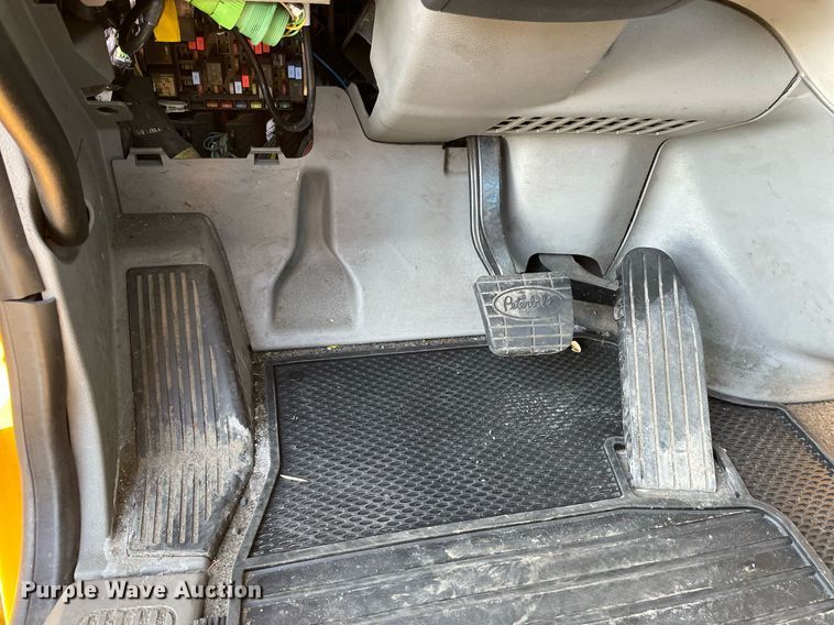 image for item DL3853 2019 Peterbilt 579  semi truck