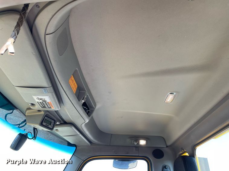 image for item DL3853 2019 Peterbilt 579  semi truck