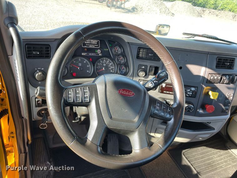 image for item DL3853 2019 Peterbilt 579  semi truck