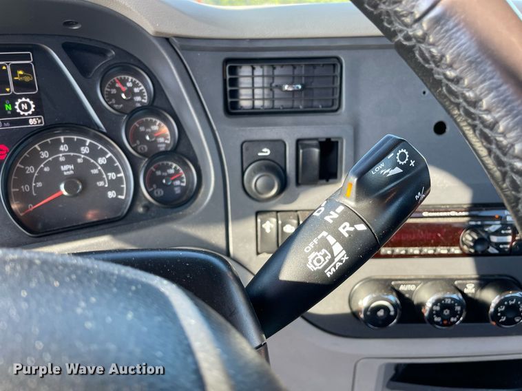 image for item DL3853 2019 Peterbilt 579  semi truck