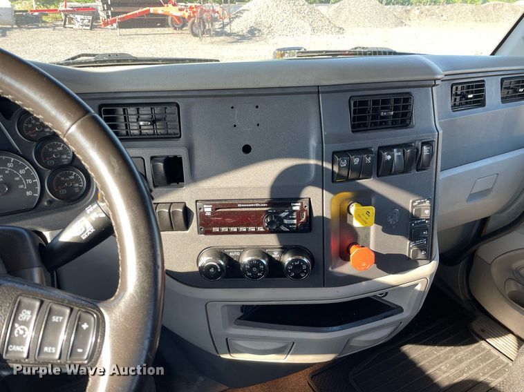 image for item DL3853 2019 Peterbilt 579  semi truck