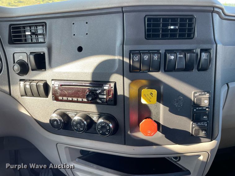 image for item DL3853 2019 Peterbilt 579  semi truck