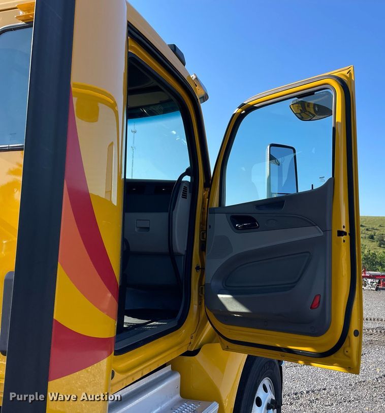 image for item DL3853 2019 Peterbilt 579  semi truck