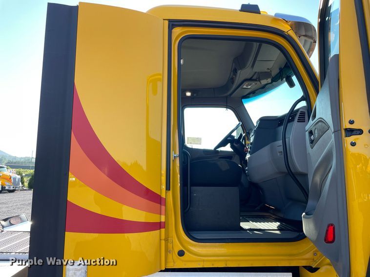 image for item DL3853 2019 Peterbilt 579  semi truck