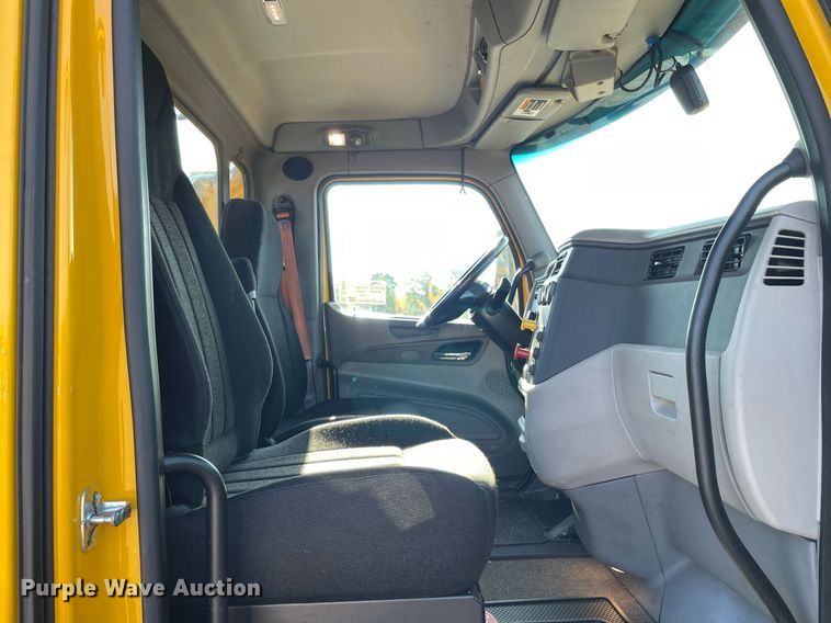 image for item DL3853 2019 Peterbilt 579  semi truck