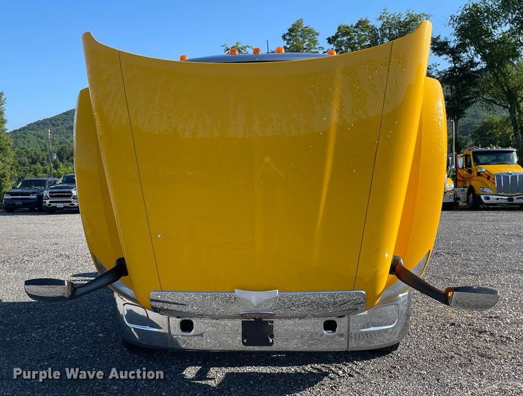 image for item DL3853 2019 Peterbilt 579  semi truck