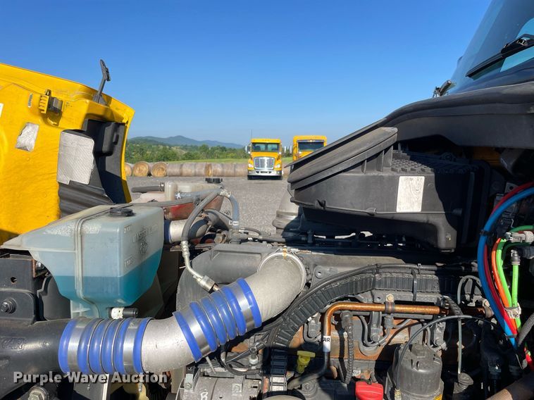 image for item DL3853 2019 Peterbilt 579  semi truck