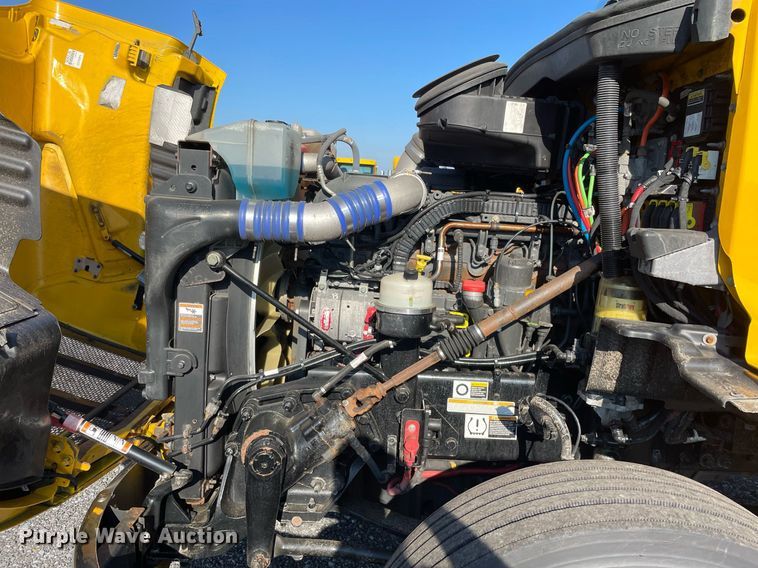 image for item DL3853 2019 Peterbilt 579  semi truck