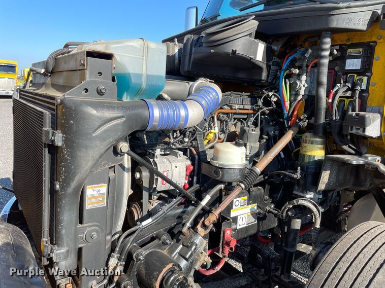 image for item DL3853 2019 Peterbilt 579  semi truck